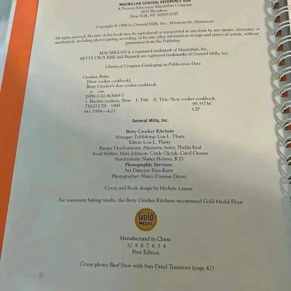 Betty Crocker slow cooker cookbook. Hard back - Picture 2 of 6
